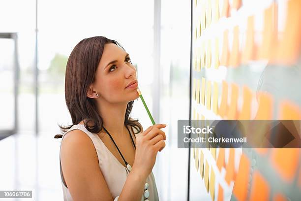 Frau Hand Mit Bleistift In Ihre Planung Der Fahrplan Stockfoto und mehr Bilder von Geschäftsfrau