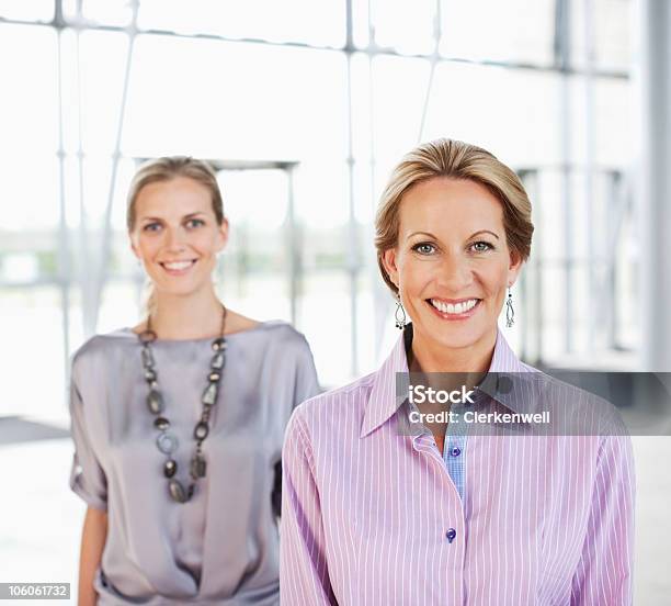 Photo libre de droit de Portrait Dun Souriant Femmes Deux banque d'images et plus d'images libres de droit de Adulte d'âge mûr - Adulte d'âge mûr, Femme d'affaires, 25-29 ans