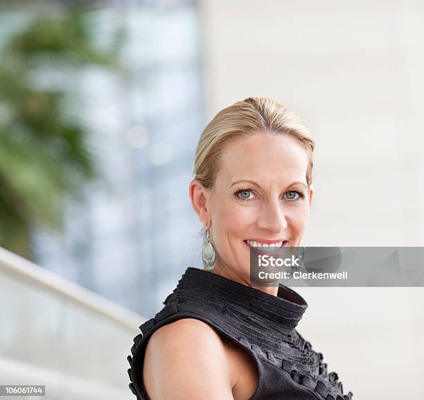 Foto de Retrato De Uma Mulher De Negócios Sorridente No Escritório e mais fotos de stock de Brinco