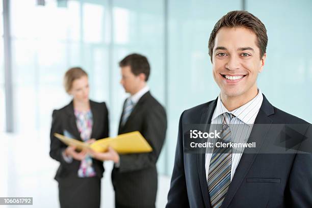 Retrato De Un Sonriente Joven Empresario Hablando Con Su Equipo Foto de stock y más banco de imágenes de 25-29 años
