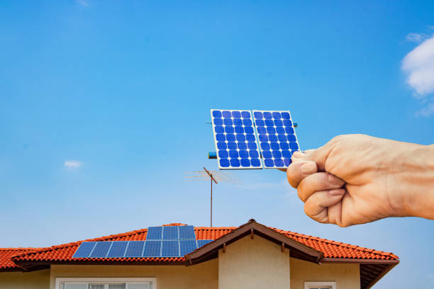 instalación de panel solar en el techo de una casa en día soleado - imagen del concepto de energía solar. - solar panel energy solar energy house fotografías e imágenes de stock