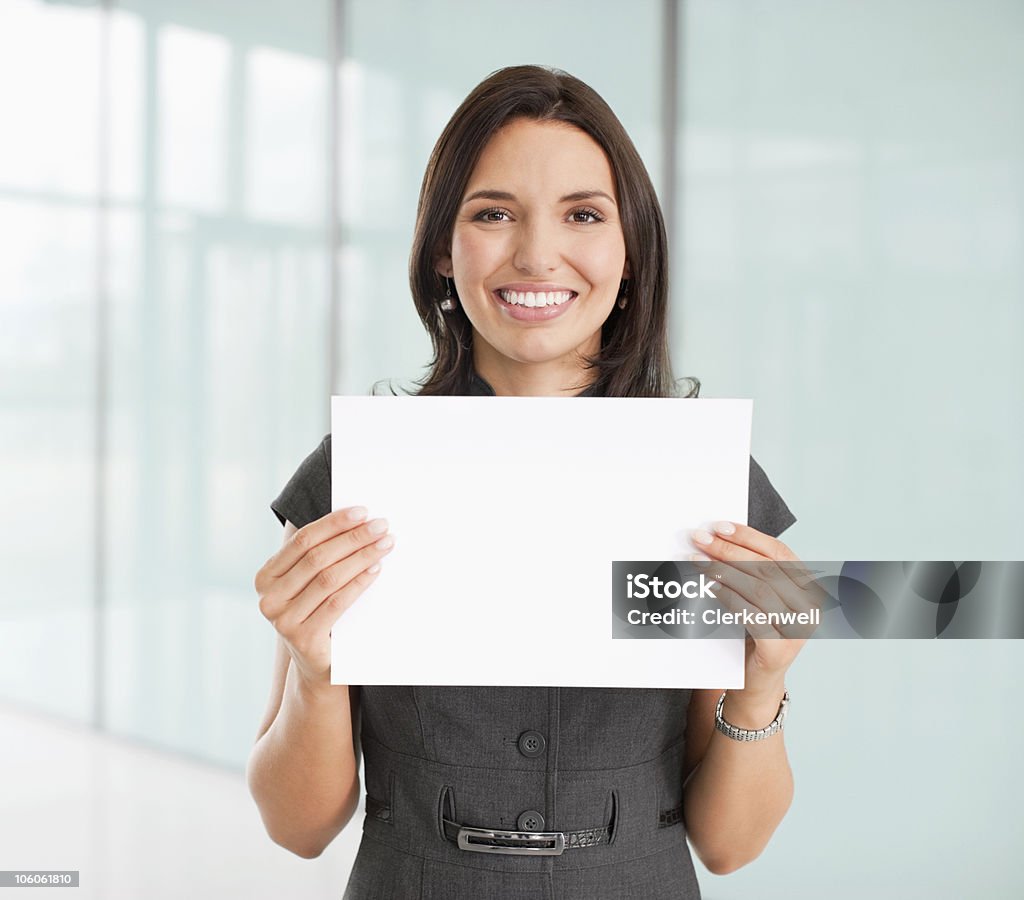 Portrait d'une joyeuse Femme d'affaires debout avec fond blanc p - Photo de 25-29 ans libre de droits