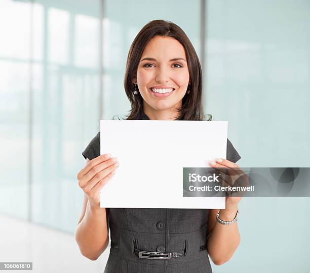 Photo libre de droit de Portrait Dune Joyeuse Femme Daffaires Debout Avec Fond Blanc P banque d'images et plus d'images libres de droit de 25-29 ans