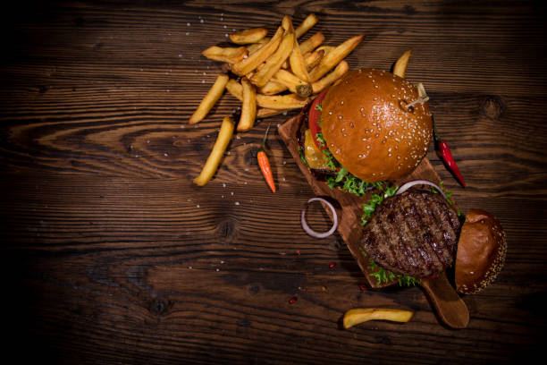 widok na smaczne hamburgery na drewnianym stole. - bread brown cheese close up zdjęcia i obrazy z banku zdjęć