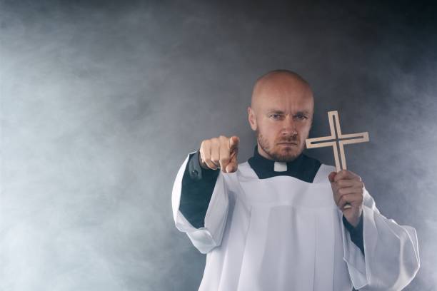 katolicki ksiądz egzorcysta w białej surplice i czarnej koszuli - god anger displeased praying zdjęcia i obrazy z banku zdjęć