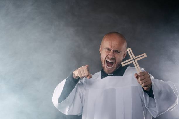 katolicki ksiądz egzorcysta w białej surplice i czarnej koszuli - god anger displeased praying zdjęcia i obrazy z banku zdjęć