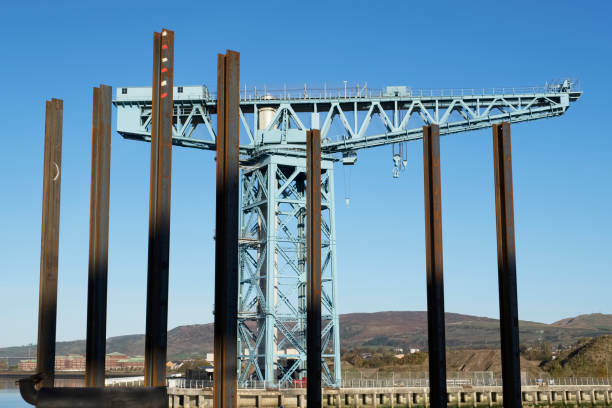 schiffbau-kran am hafen hafen port für den bau von schiffen in dock titan clydebank govan glasgow schottland, vereinigtes königreich - coal crane transportation cargo container stock-fotos und bilder