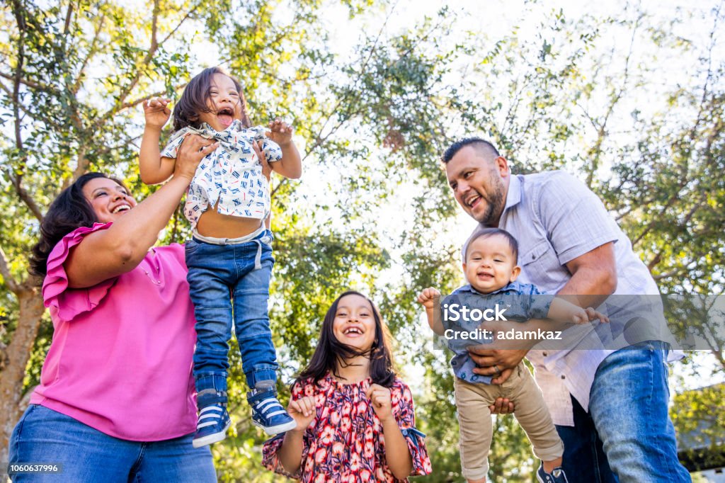 Mexikanische Familie spielen im Park - Lizenzfrei Familie Stock-Foto