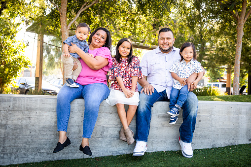 Familia mexicana en el Parque photo