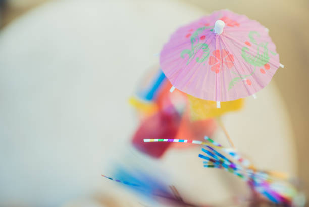 detalle del paraguas de bebida - drink umbrella umbrella cocktail pink fotografías e imágenes de stock