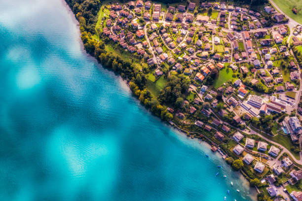 вид с воздуха на курорт с береговой линией - thun aerial view switzerland tree стоковые фото и изображения