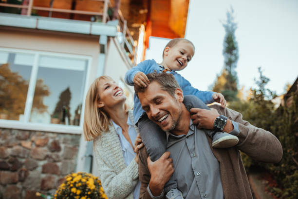bezpieczne, bezpieczne i szczęśliwe - happiness family outdoors house zdjęcia i obrazy z banku zdjęć