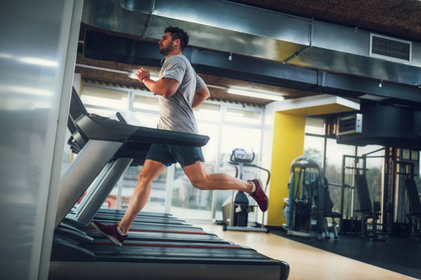 trabajando en su condición de - ejercicio cardiovascular fotografías e imágenes de stock