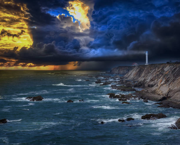 leuchtturm-sturm bei sonnenuntergang: point arena lighthouse in nordkalifornien - mendocino county northern california california coastline stock-fotos und bilder