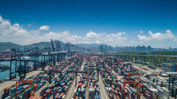 vista aérea del gran puerto industrial con contenedores de carga. industria de la logística comercial de china hong kong - commercial dock global finance container harbor fotografías e imágenes de stock