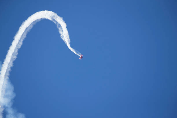 airplane performing in san francisco air show - stunt airplane air air vehicle imagens e fotografias de stock