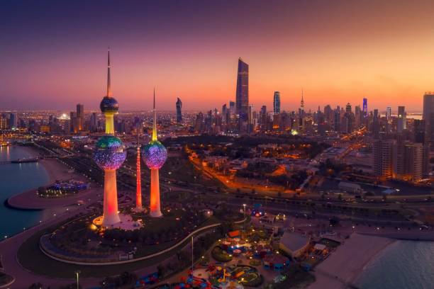vue panoramique de la ville de koweït au coucher du soleil - kuwait city photos et images de collection
