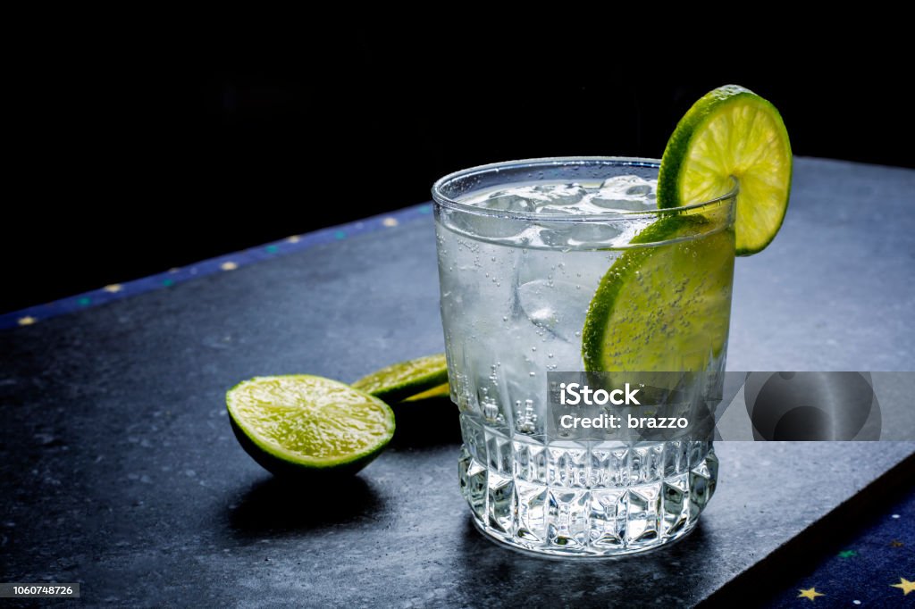 Eau pétillante au citron vert - Photo de Vodka libre de droits