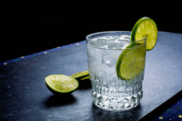 eau pétillante au citron vert - gin photos et images de collection