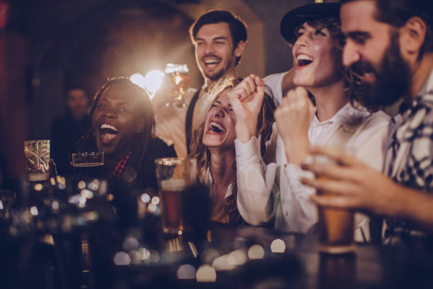 amigos se divertindo no pub - young adult lifestyles city life drinking - fotografias e filmes do acervo