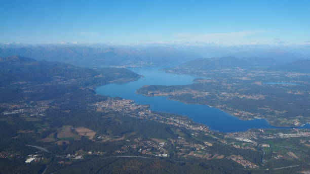 飛行機の窓からイタリア��のマッジョーレ湖の空中風景 - mountain range earth sky airplane ストックフォトと画像