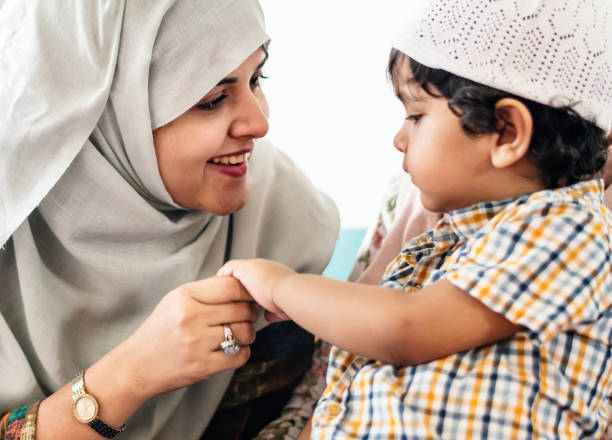 이슬람 어머니와 그녀의 아들 - taqiyah 뉴스 사진 이미지