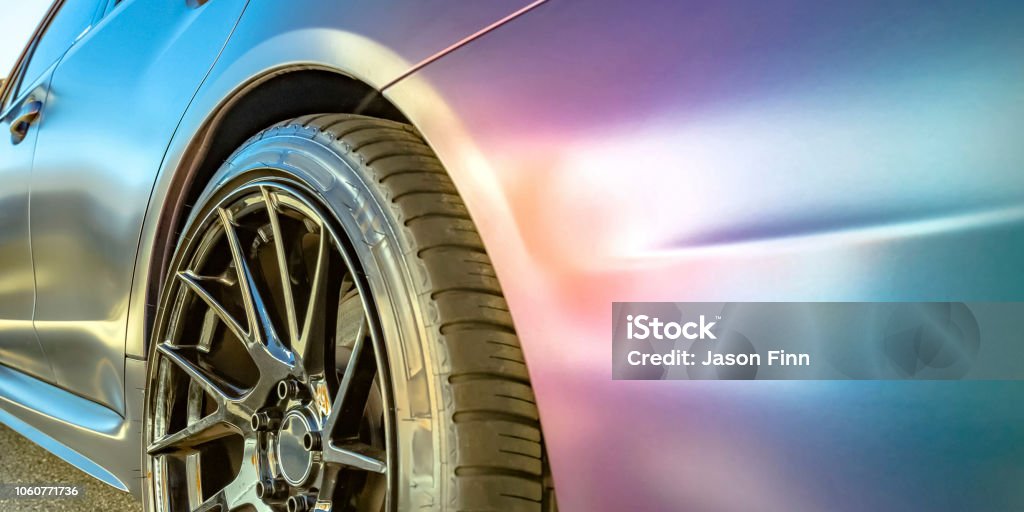 Blaues Auto Matte Farbe Mit Schwarzen Felgen Stockfoto und mehr Bilder von  Reifen - Reifen, Accessoires, Am Rand - iStock