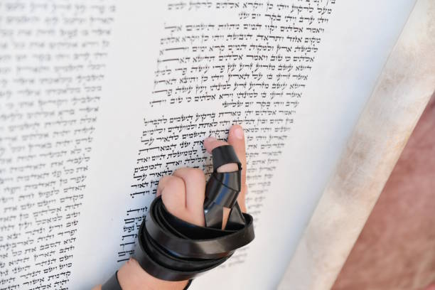 un ragazzo bar mitzvah legge una pergamena della torah - phylactery foto e immagini stock