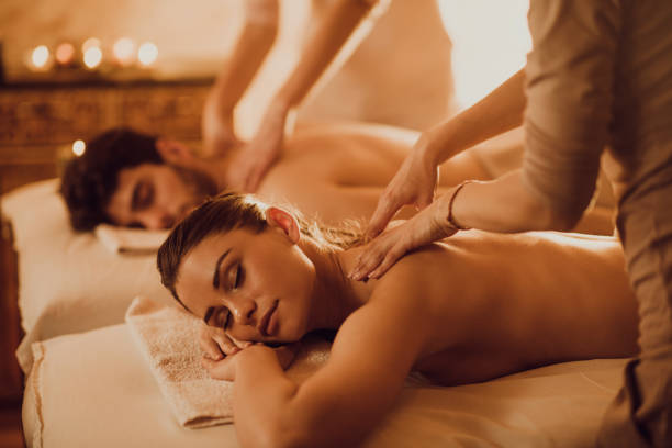joven pareja relajante masaje de espalda en el spa de belleza. - pampering massaging indoors adult fotografías e imágenes de stock