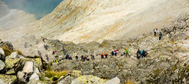 turyści wspinający się na popularny szczyt rysy. tatry. - adulation little boys group of people teenage girls zdjęcia i obrazy z banku zdjęć