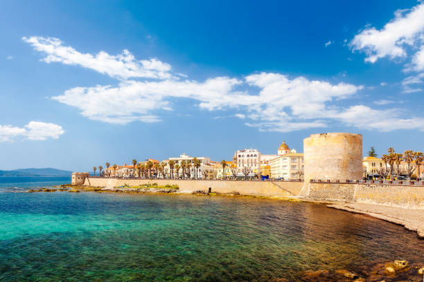 casco antiguo de alghero medieval, torre di sulis - alghero fotografías e imágenes de stock