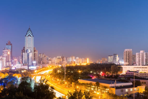 nachtscène van urumqi stadsgezicht - urumqi stockfoto's en -beelden