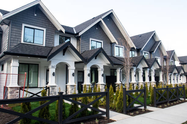 A row of new townhouses or condominiums. A row of new townhouses or condominiums. duplex stock pictures, royalty-free photos & images