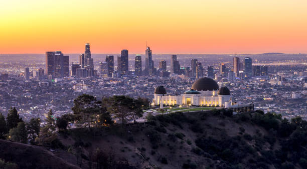skyline von los angeles bei sunrise panorama und griffith park observatory im vordergrund. kalifornien. usa - hollywood los angeles stock-fotos und bilder