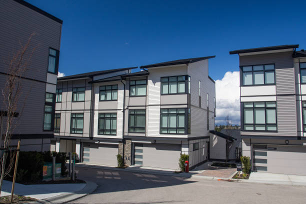 beau développement de maisons de ville nouvelles. la façade extérieure d’une rangée de coloré townhouses.brand urbain moderne nouvelle maisons juste après la construction sur le marché de l’immobilier - vancouver apartment skyline real estate photos et images de collection