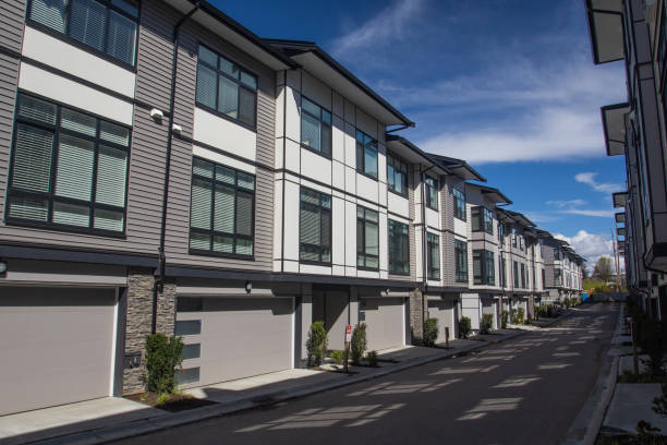 une ligne d’une nouvelle rangée. la façade extérieure d’une rangée de coloré townhouses.brand urbain moderne nouvelle maisons juste après la construction sur le marché de l’immobilier - vancouver apartment skyline real estate photos et images de collection