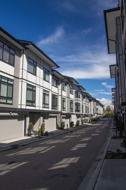 una fila di nuove case a schiera. facciata esterna di una fila di colorate case a schiera urbane moderne.case nuove di zecca subito dopo la costruzione sul mercato immobiliare - vancouver apartment skyline real estate foto e immagini stock