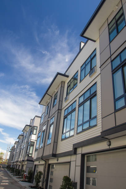 une ligne d’une nouvelle rangée. la façade extérieure d’une rangée de coloré townhouses.brand urbain moderne nouvelle maisons juste après la construction sur le marché de l’immobilier - vancouver apartment skyline real estate photos et images de collection