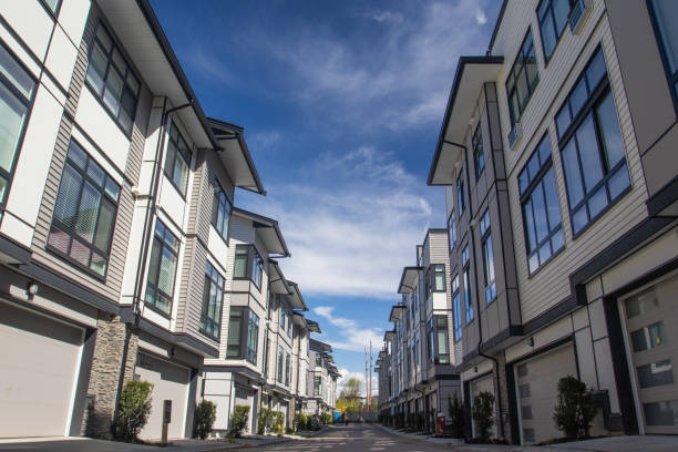 rangées de maisons en rangée à côté. façade extérieure d’une rangée de maisons urbaines modernes colorés. neufs maisons juste après la construction sur le marché de l’immobilier - vancouver apartment skyline real estate photos et images de collection