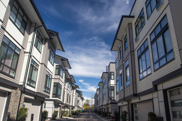 une ligne d’une nouvelle rangée. la façade extérieure d’une rangée de coloré townhouses.brand urbain moderne nouvelle maisons juste après la construction sur le marché de l’immobilier - vancouver apartment skyline real estate photos et images de collection