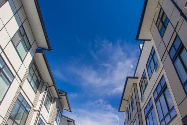 reihen von townhomes nebeneinander. außenfassade aus einer reihe von bunten moderne städtische stadthäuser. neue häuser nur nach bauarbeiten am immobilienmarkt - vancouver skyline city urban scene stock-fotos und bilder