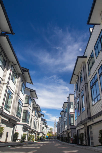 a l’intérieur de la maison de ville complexe. maisons en rangée sont côte à côte. rangées de maisons en rangée à côté. façade extérieure d’une rangée de maisons urbaines modernes colorés. neufs maisons juste après la construction sur le  - vancouver apartment skyline real estate photos et images de collection