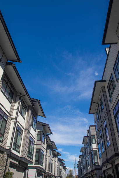 innerhalb des komplexen stadthaus. reihenhäuser sind nebeneinander. reihen von townhomes nebeneinander. außenfassade aus einer reihe von bunten moderne städtische stadthäuser. neue häuser nur nach bauarbeiten am immobilienmarkt. - vancouver skyline city urban scene stock-fotos und bilder