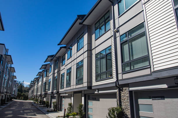 maison de ville tout nouveau complexe. rangées de maisons en rangée à côté. façade extérieure d’une rangée de maisons urbaines modernes colorés. neufs maisons juste après la construction sur le marché de l’immobilier - vancouver apartment skyline real estate photos et images de collection