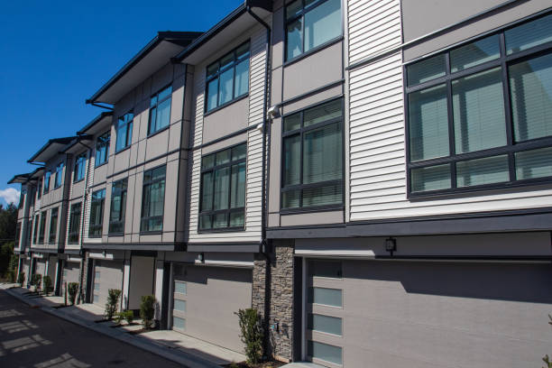 maison de ville tout nouveau complexe. rangées de maisons en rangée à côté. façade extérieure d’une rangée de maisons urbaines modernes colorés. neufs maisons juste après la construction sur le marché de l’immobilier - vancouver apartment skyline real estate photos et images de collection