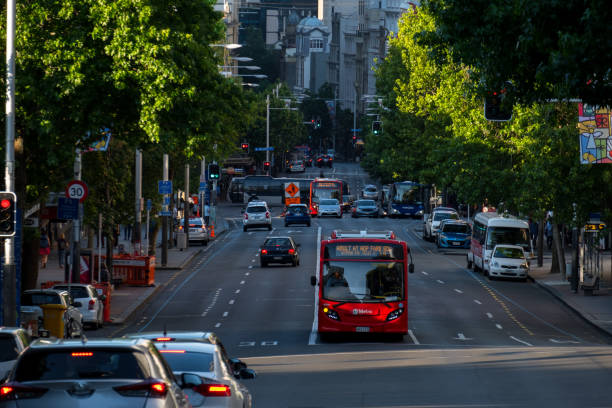 2017, 4 de diciembre - auckland, nueva zelanda, foto de la trafic y edificios en auckland cbd - editorial tourist travel destinations bus fotografías e imágenes de stock