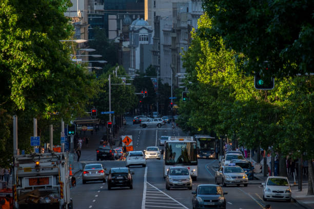 2017, 4 de diciembre - auckland, nueva zelanda, foto de la trafic y edificios en auckland cbd - editorial tourist travel destinations bus fotografías e imágenes de stock