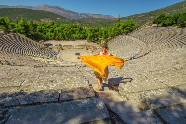 エピダウロス劇場ギリシャ - epidaurus greece epidavros amphitheater ストックフォトと画像