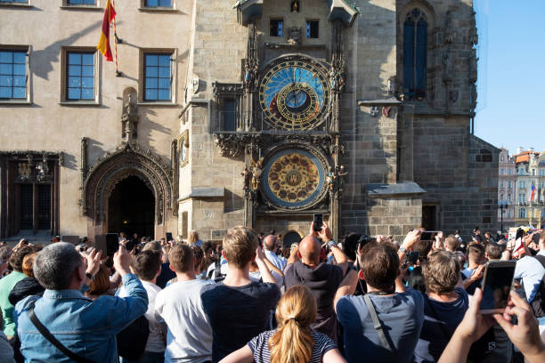 menschen, die die bilder von der prager uhr - tourist day prague crowd stock-fotos und bilder