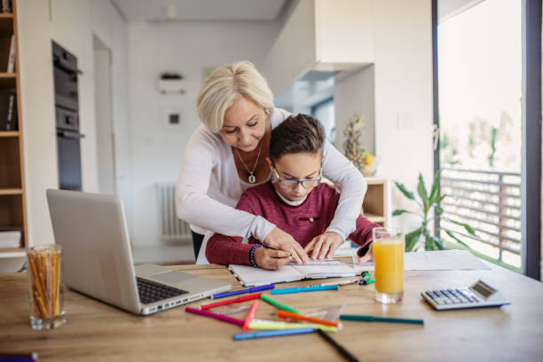 matka i biy robi pracę domową - mixed age child love teamwork zdjęcia i obrazy z banku zdjęć